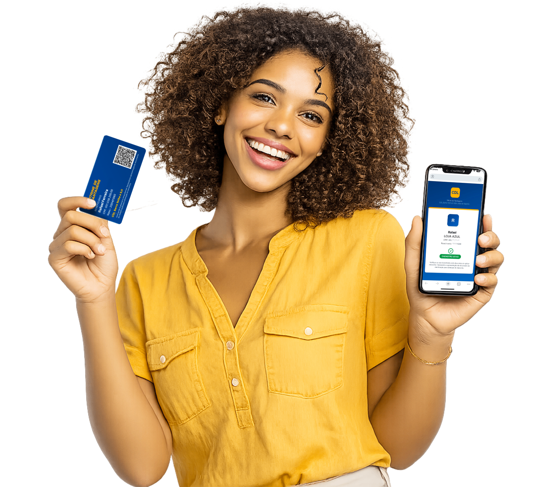 Beneficiária com cartão digital e app da Vitrine de Vantagens